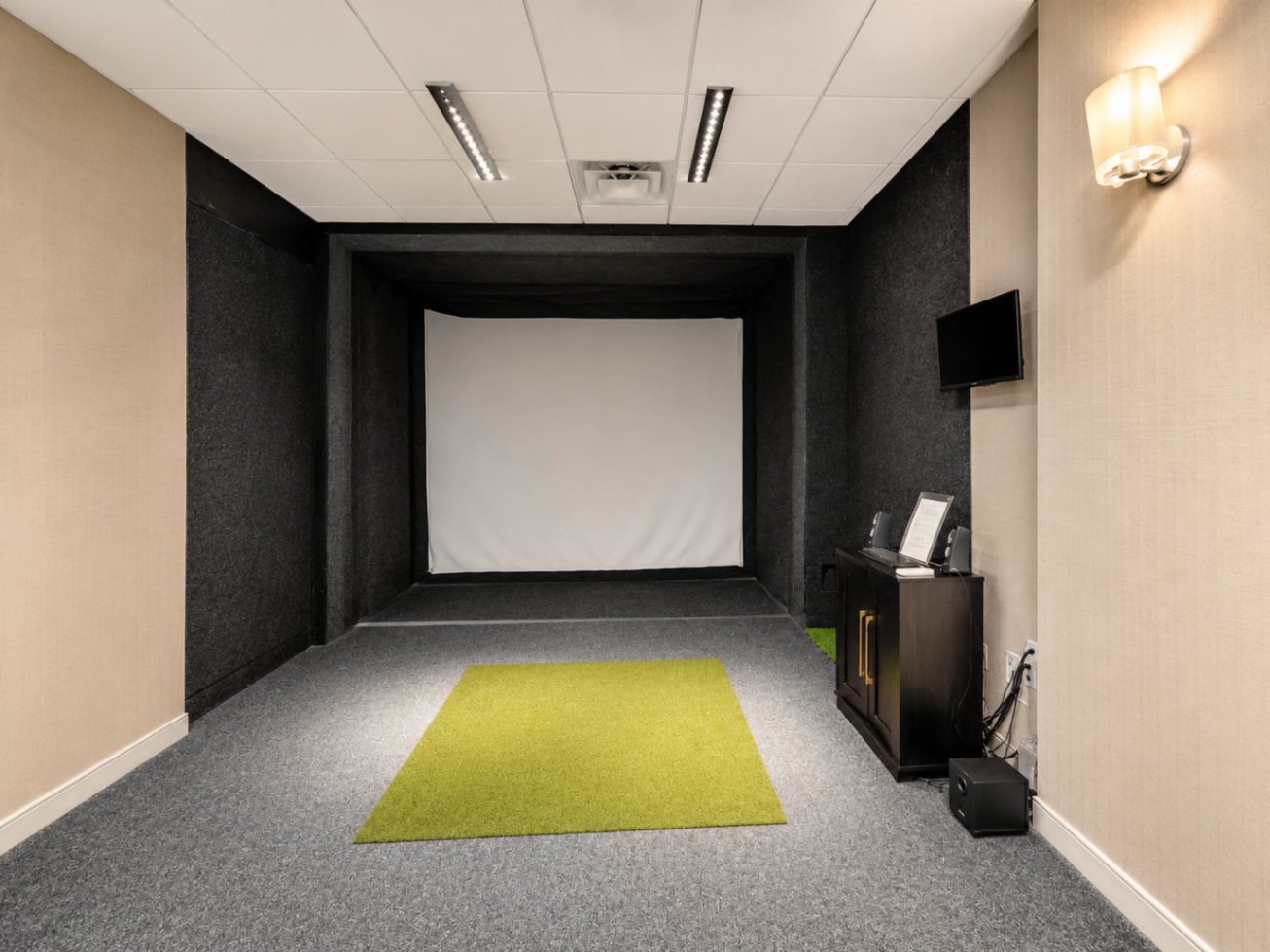 Golf simulator room amenity at The Corinthian